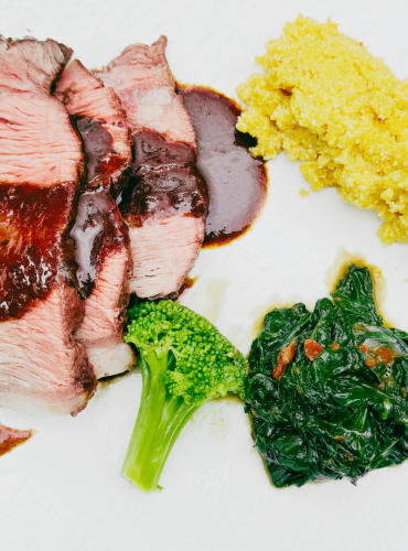 Tomahawk Steak mit Steinpilz Tomatenbutter an Polenta